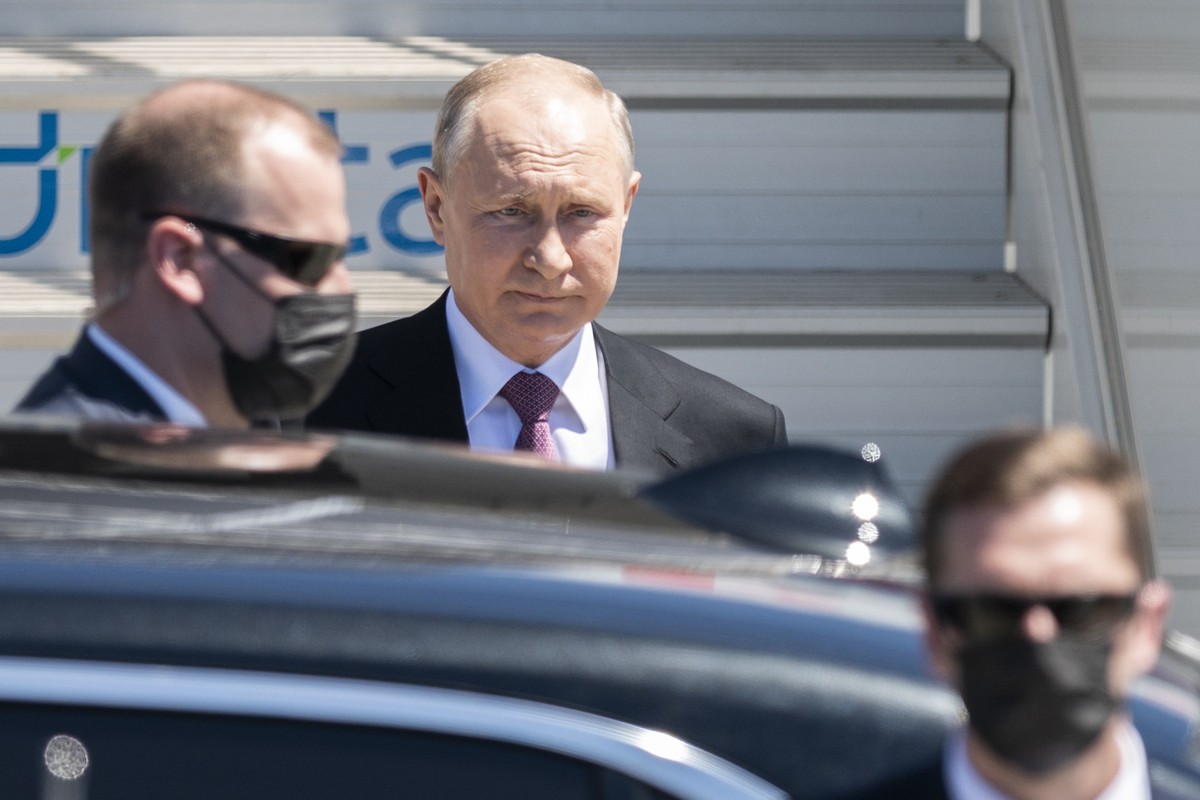 Russian president Vladimir Putin, center gets into his car after his arrival for the US - Russia summit with US President Joe Biden in Geneva, Switzerland, Wednesday, June 16, 2021. (Alessandro della  ...