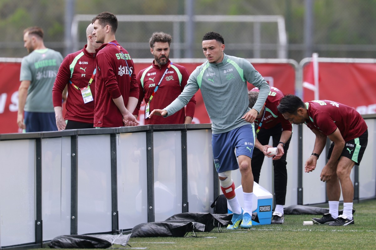 Switzerland's Ruben Vargas gets a medical treatment during training session of the Swiss national soccer team at the SDJA in San Diego, California, USA, Wednesday, June 3, 2026, ahead of the 2026 ...