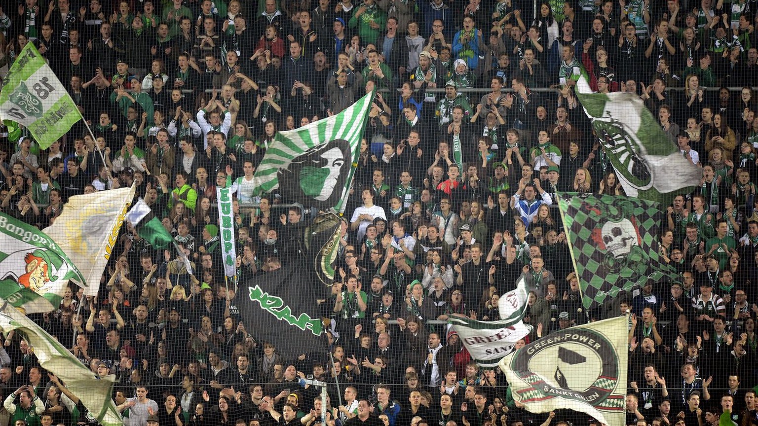 St. Galler Fans beim Fussballspiel der Super League FC St. Gallen gegen den BSC Young Boys in der AFG Arena in St. Gallen am Samstag, 4. Mai 2013. (KEYSTONE/Walter Bieri)