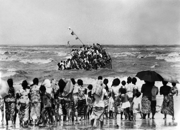Vietnamesische Fluechtlinge treffen am 3. Dezember 1978 als &quot;Boat-people&quot; nach einer gefaehrlichen Seefahrt mit ueberbelegen Booten in Hong Kong, China, ein. (KEYSTONE/Str) === ===