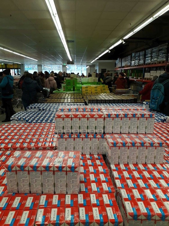 Wer sich beim Anstehen langweilen sollte, kann sich mit Milch zählen die Zeit vertreiben.