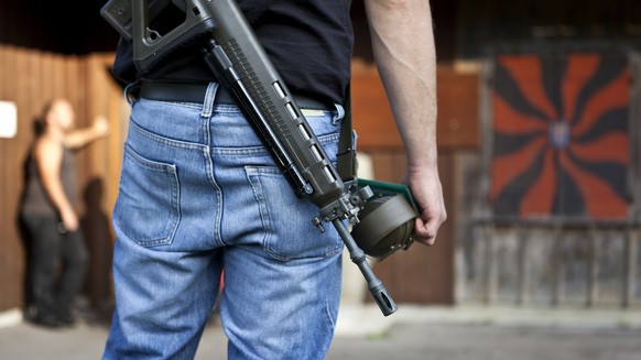 ARCHIV - ZUM THEMA UEBER EINE VERSCHAERFUNG DES WAFFENRECHTS AN DER SOMMERSESSION AM MITTWOCH, 30. MAI 2018, STELLEN WIR IHNEN FOLGENDES BILDMATERIAL ZUR VERFUEGUNG - A soldier completes the mandatory ...