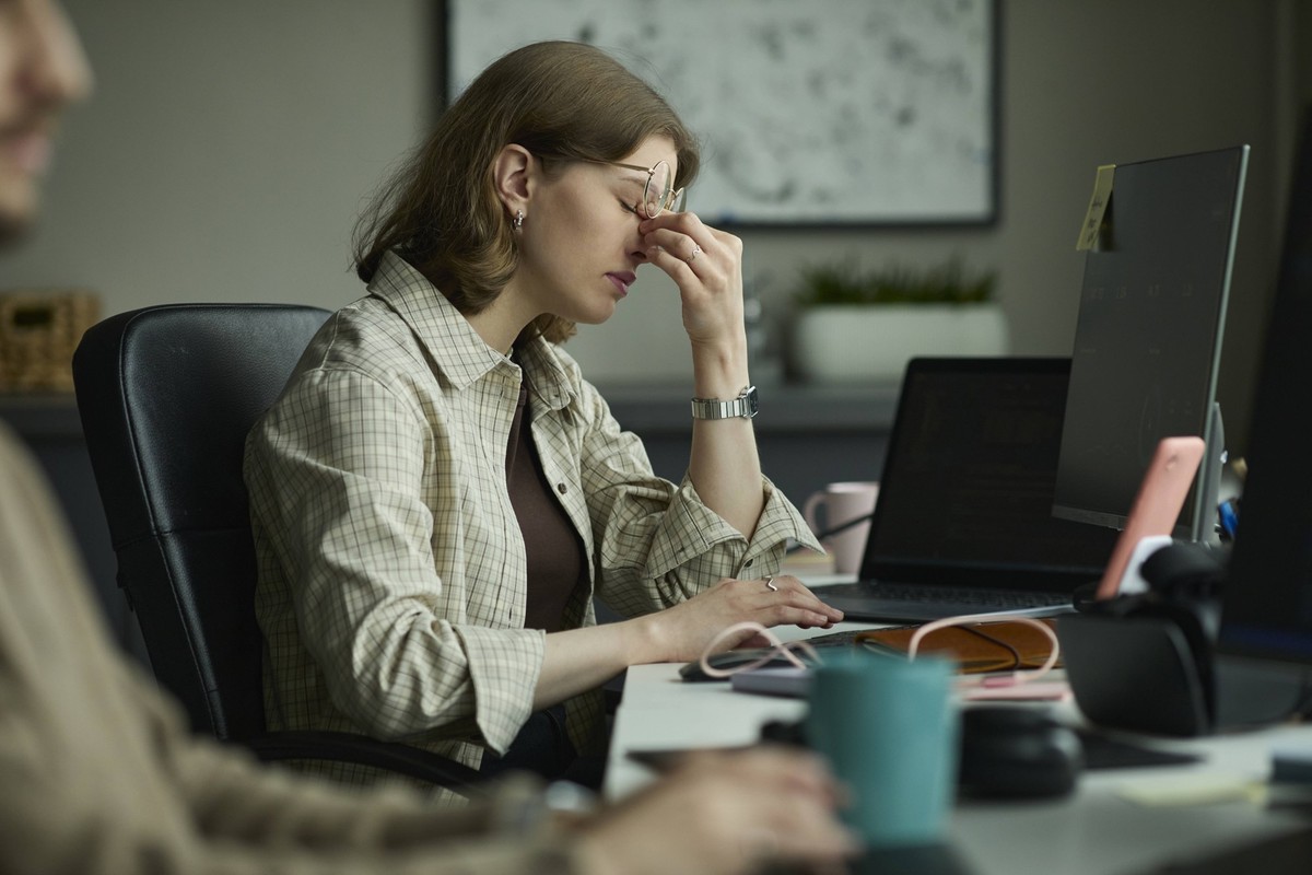 Stressed programmer experiencing burnout at office desk model released, Symbolfoto property released, KPEF01348