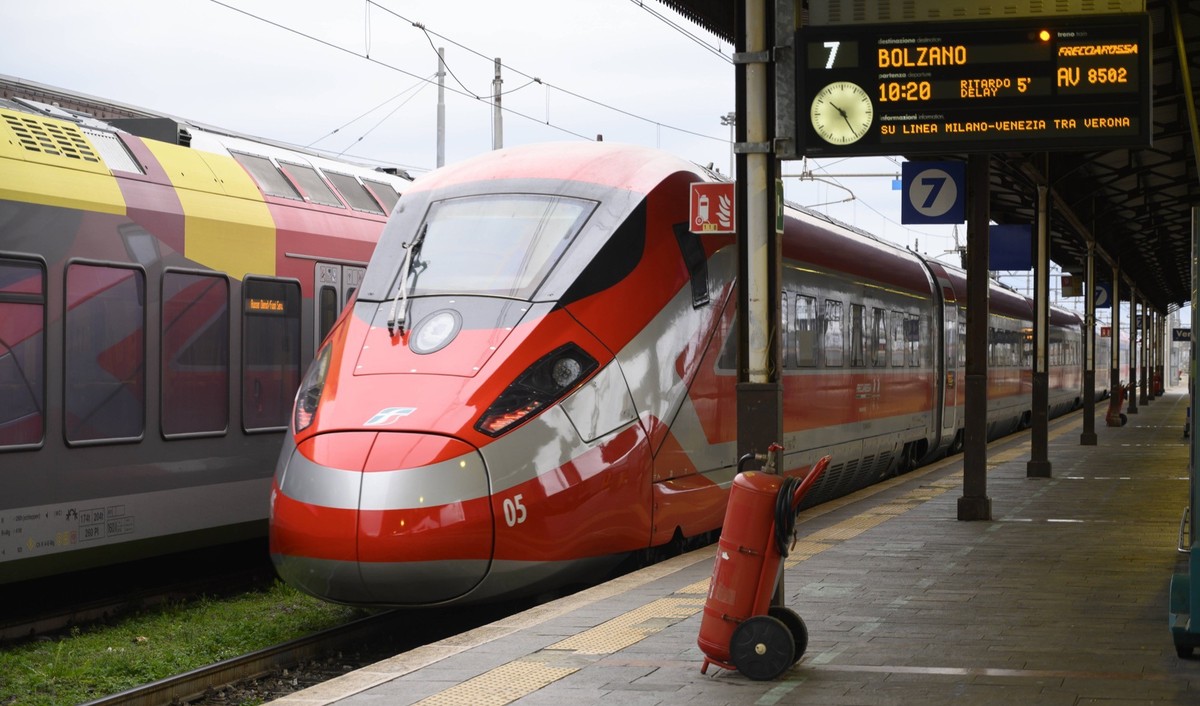 Italy Railway Transport. A Frecciarossa Red Arrow high-speed train of Trenitalia is at the Verona Porta Nuova train station in Verona, Italy, on February 1, 2025.