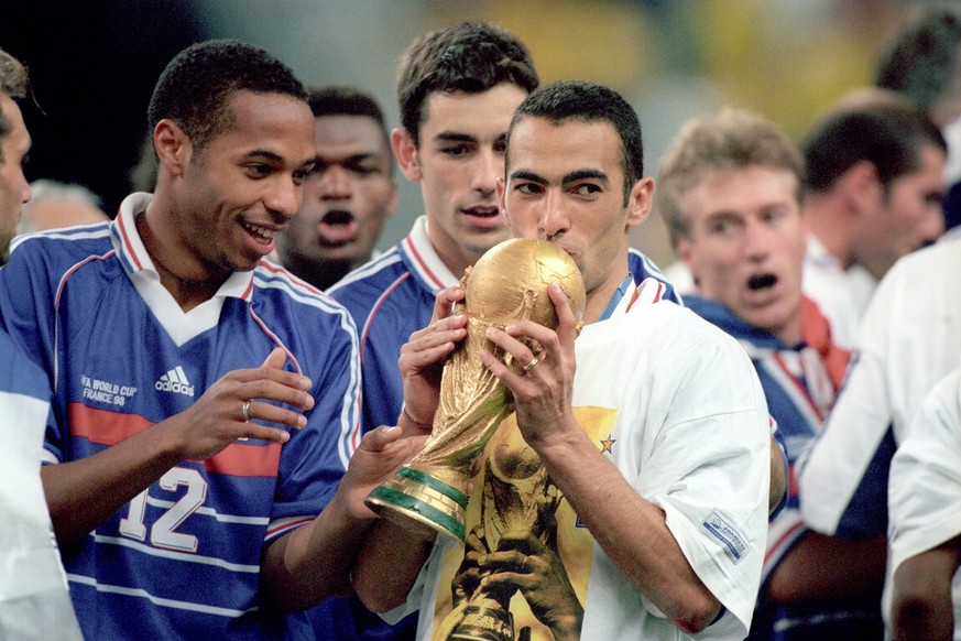 Gakpos Vorbild Thierry Henry (l.) – hier mit Youri Djorkaeff – wurde 1998 Weltmeister.