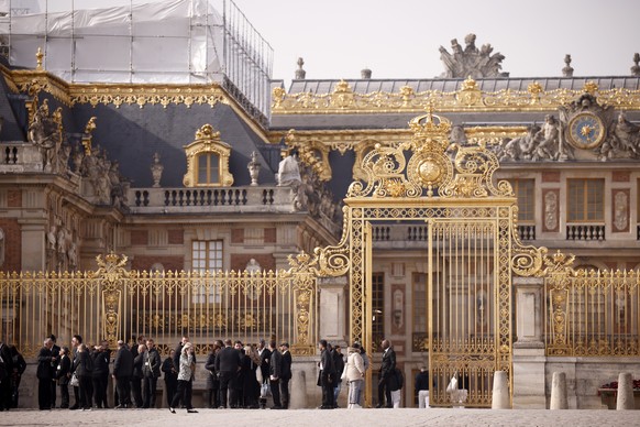 epa10923491 Visitors queue to enter the Palace of Versailles after it was evacuated due to a bomb threat in Versailles, outside Paris, France, October 17, 2023. The Palace of Versailles reopened to visitors at a time...