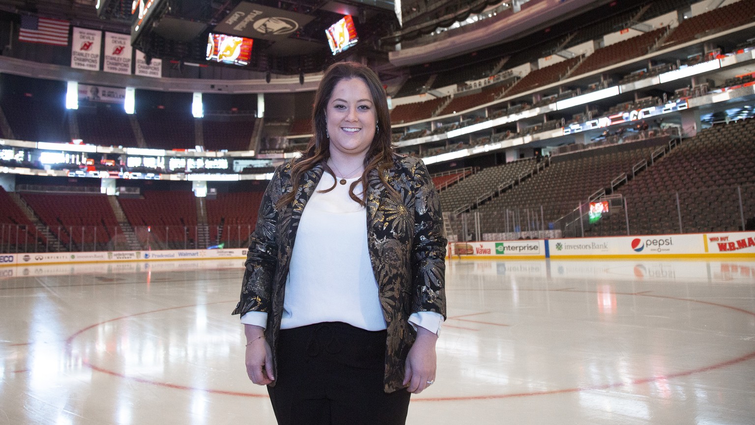 Amanda Stein steht im Prudential Center, der Heimstätte der New Jersey Devils.