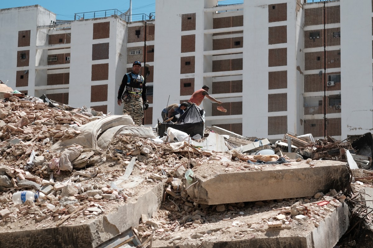 epa13096692 Volunteers clear debris in the aftermath of twin earthquakes measuring 7.2 and 7.5 on the Richter scale that struck on 24 June, in La Guaira, Venezuela, 07 July 2026. EPA/Xaume Olleros