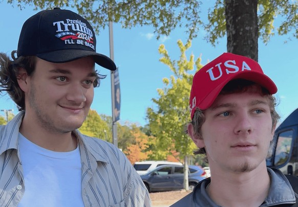 Benjamin (rechts) besuchte Trumps Rally in Duluth mit seinem Mitbewohner.