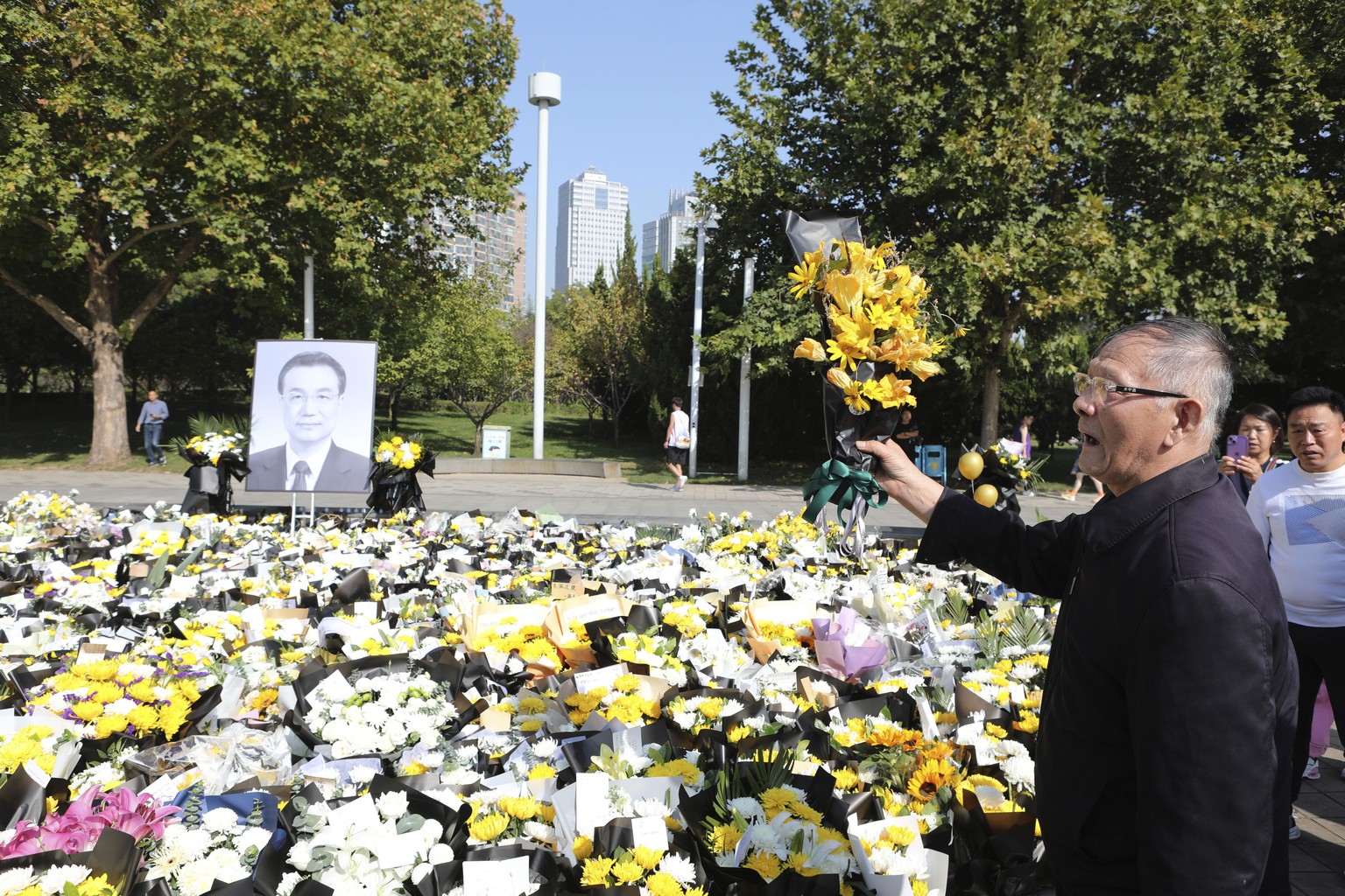Residents mourn for the late former Chinese Premier Li Keqiang at a designated place in Zhengzhou city, central China&#039;s Henan province on Sunday, Oct. 29, 2023. The remains of former Chinese Prem ...