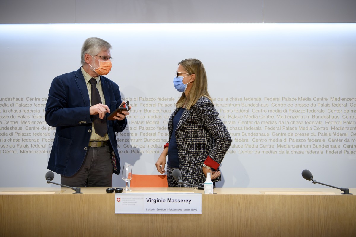 Rudolf Hauri, Kantonsarzt Zug, Praesident der Vereinigung der Kantonsaerztinnen und Kantonsaerzte, VKS, links, und Virginie Masserey, Leiterin Sektion Infektionskontrolle, BAG, rechts, sprechen nach e ...