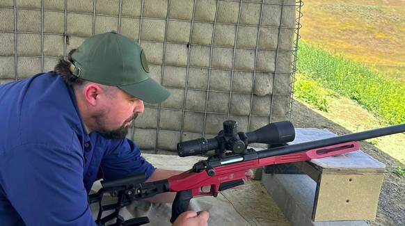 t-online-Reporter Tobias Schibilla erlernt auf dem Azatazen-Schießstand bei Eriwan den Umgang mit einem Scharfschützengewehr.