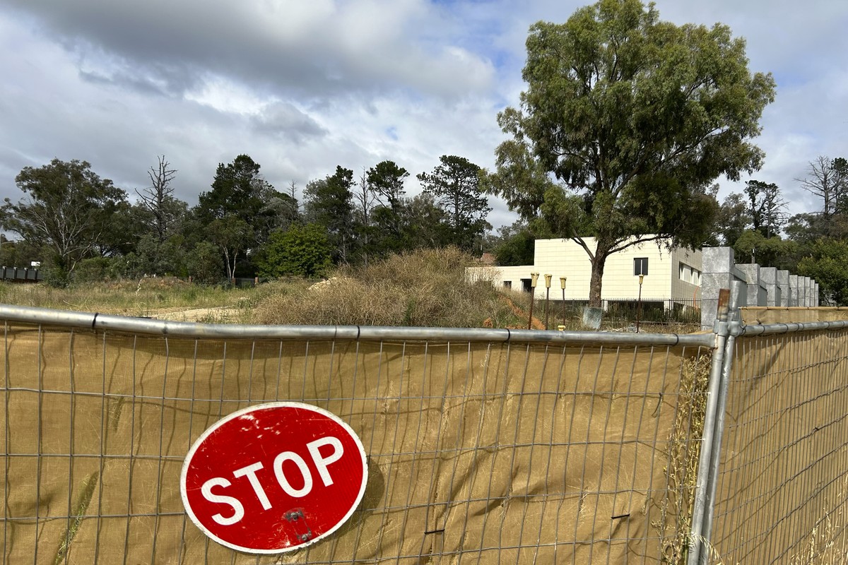Un panneau et une barrière occupant le site d'une construction qui n'est pas la bienvenue à Canberra.