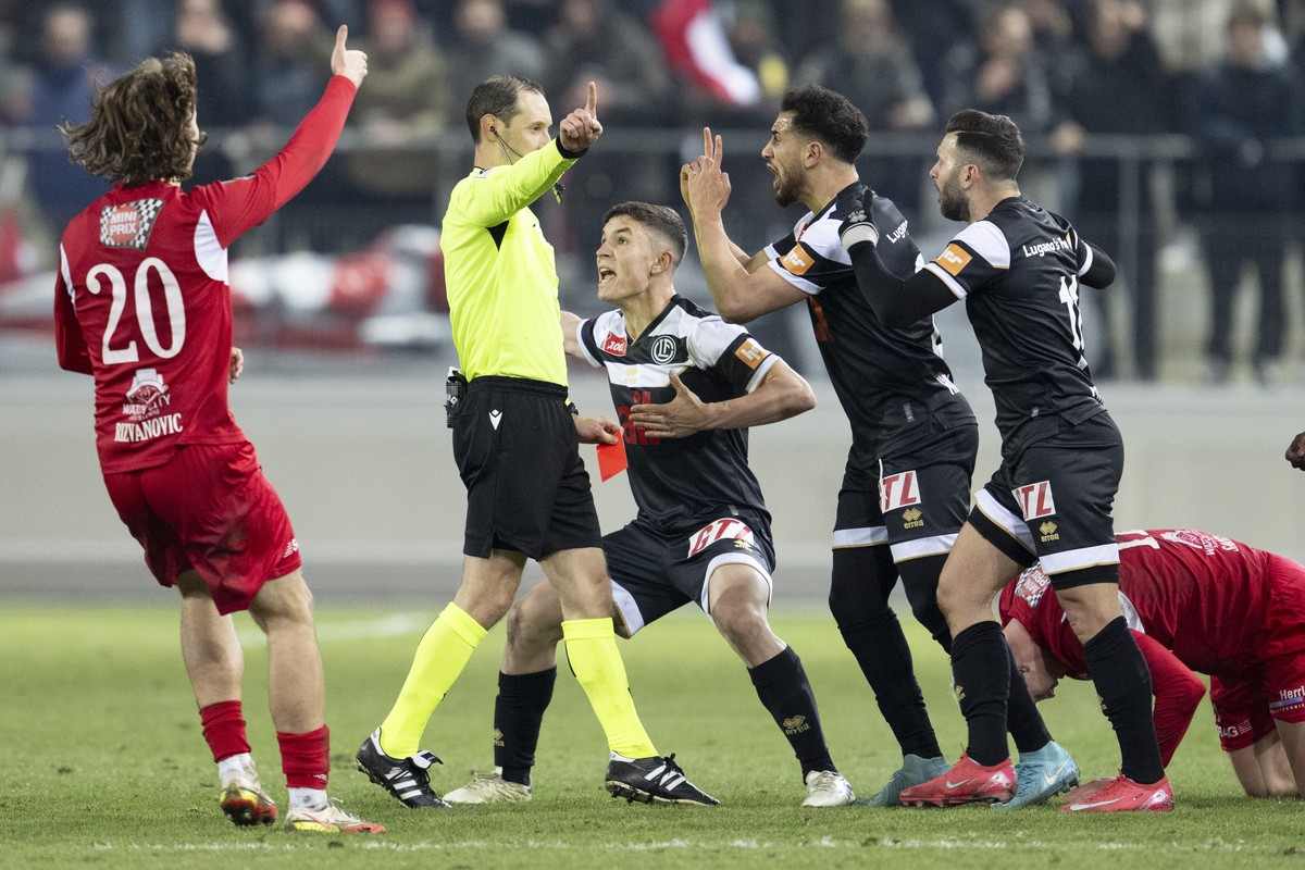 Luganos Renato Steffen, rechts, bekommt die rote Karte im Fussball Schweizer Cup Viertelfinale zwischen dem FC Biel und dem FC Lugano, am Mittwoch, 26. Februar 2025, in der Tissot Arena in Biel. (KEYS ...