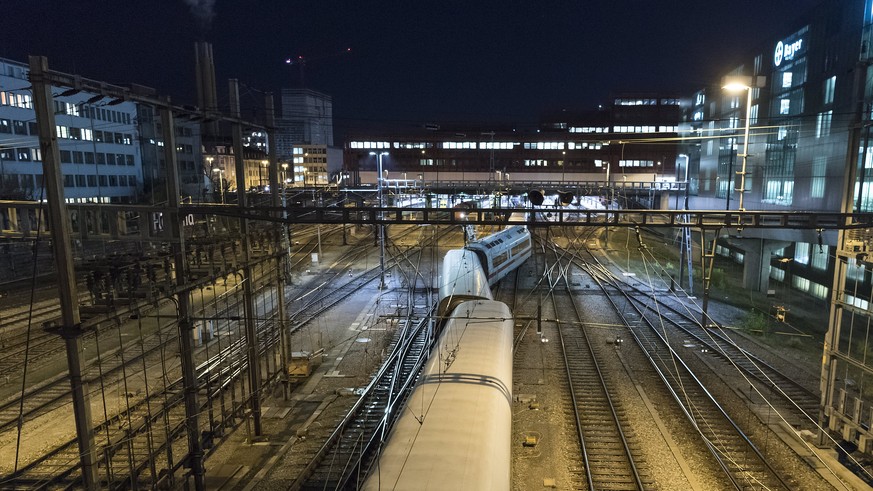 epa06357931 A derailed ICE train of German Deutsche Bahn from Hamburg to Zurich stands at the entry to the Basel train station, in Basel, Switzerland, 29 November 2017. According to reports there are  ...