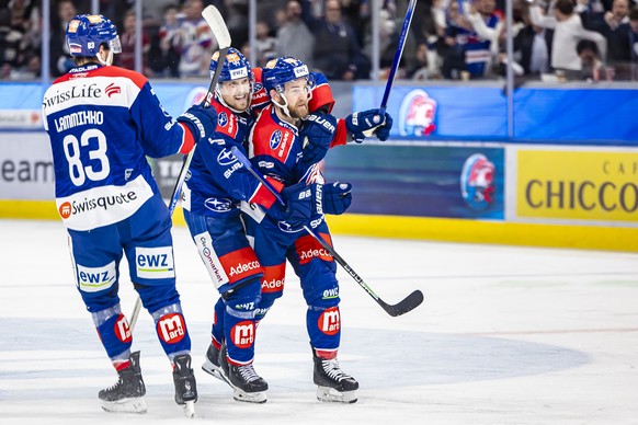 Zuerichs Yannick Weber, rechts, jubelt mit Mikko Lehtonen, Mitte, und Juho Lammikko, links, nach seinem Tor zum 1:1 im ersten Playoff Final Eishockeyspiel der National League zwischen den ZSC Lions un ...