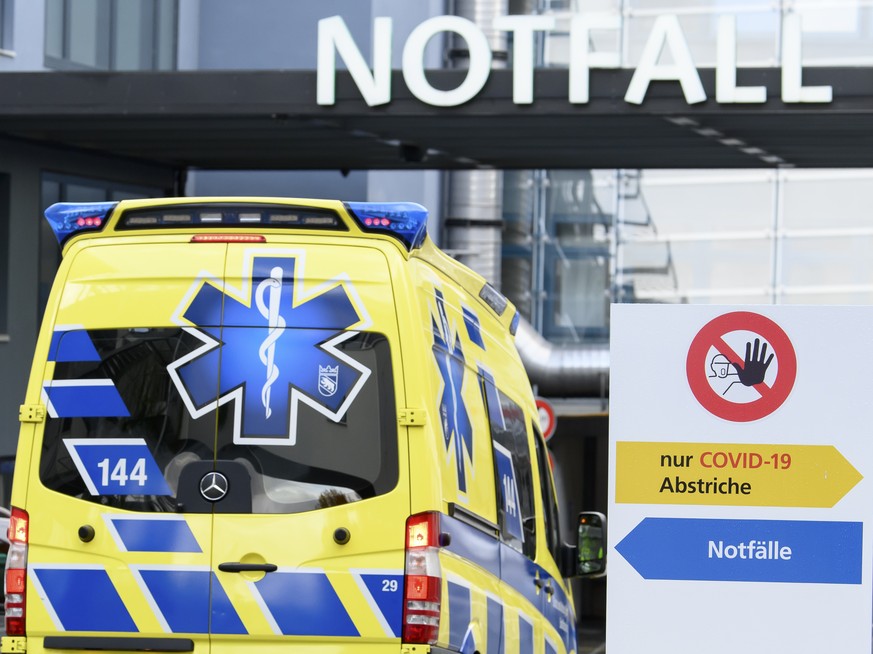 Ein Ambulanzfahrzeug auf dem Weg an der Seite von der Eingang zur COVID-Triage und Notfall, waehrend der Corona-Krise, am Samstag, 24. Oktober 2020, in Bern. Der Regierungsrat hat am Freitag eine Reih ...