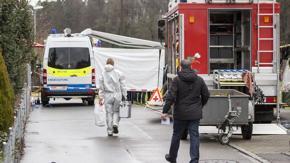 ARCHIVBILD ZUR ANKLAGE DER STAATSANWALTSCHAFT GEGEN DEN 34-JAEHRIGEN SCHWEIZER IM FALL RUPPERSWIL, AM DONNERSTAG, 7. SEPTEMBER 2017 - Eine Kriminaltechnikerin unterwegs auf der Lenzhardstrasse in Rupp ...