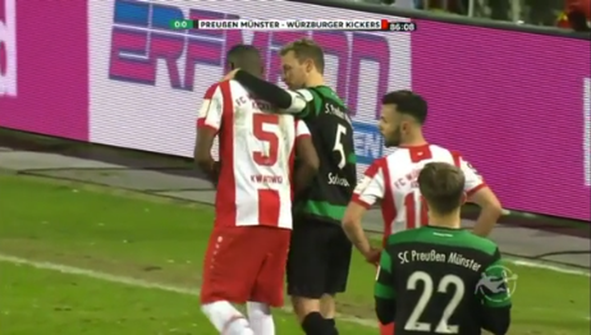 Preussen-Captain Julian Schauerte nimmt Leroy Kwadwo nach dem Zwischenfall in den Arm.
