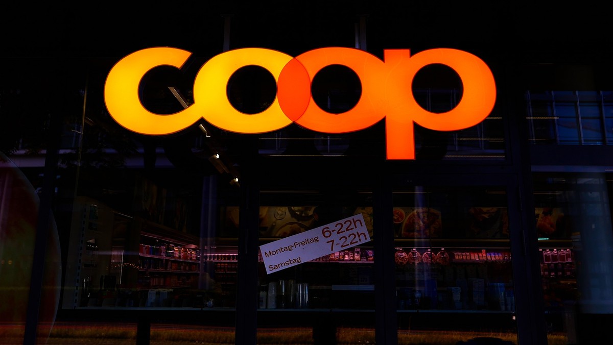 ZRICH, SWITZERLAND - NOVEMBER 13: The Coop logo, one of Switzerlands largest retail and wholesale companies with supermarkets, captured in one of its supermarket chains on November 13, 2023, in Zrich, ...