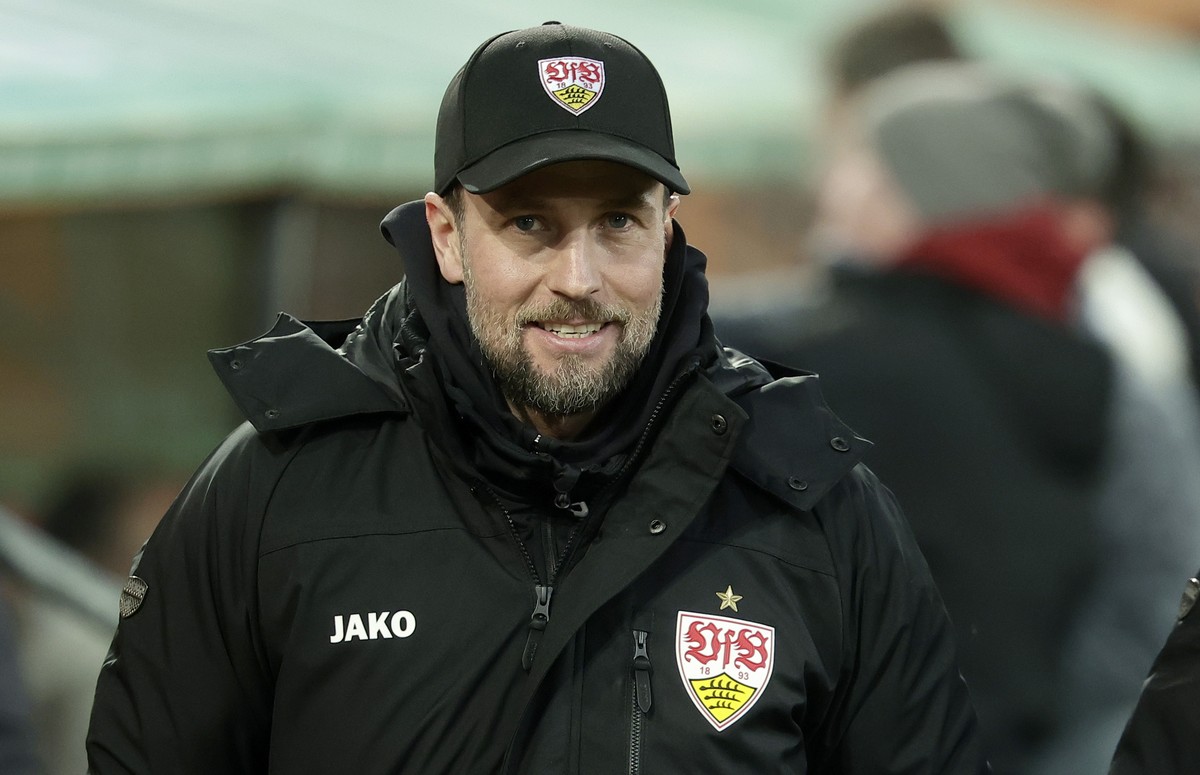 epa11820484 Head coach Sebastian Hoeness of Stuttgart looks on ahead of the German Bundesliga soccer match between FC Augsburg and VfB Stuttgart in Augsburg, Germany, 12 January 2025. EPA/RONALD WITTE ...
