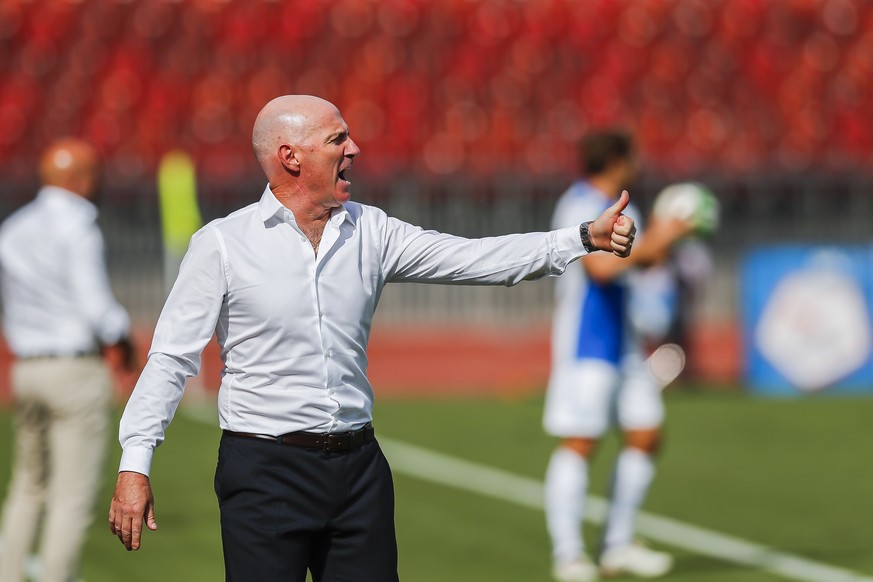 Grasshopper Trainer Carlos Bernegger hebt den Daumen beim Super League Fussballspiel zwischen dem Grasshopper Club Zuerich und dem FC St. Gallen im Letzigrund am Sonntag 20. August 2017 in Zuerich. (K ...