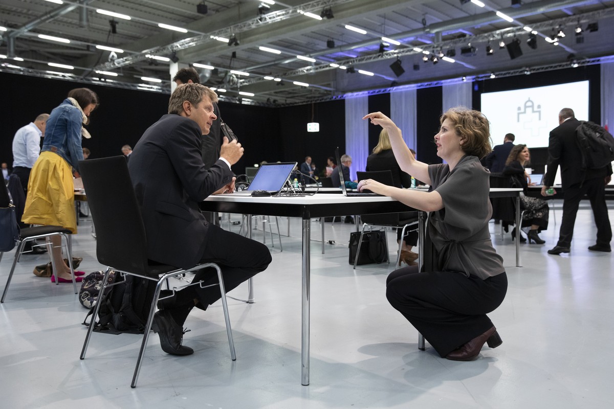 Juerg Grossen, GLP-BE, links, diskutiert mit Melanie Mettler, GLP-BE, am Ende der Sommersession der Eidgenoessischen Raete, am Freitag, 19. Juni 2020 im Nationalrat in einer Ausstellungshalle von Bern ...
