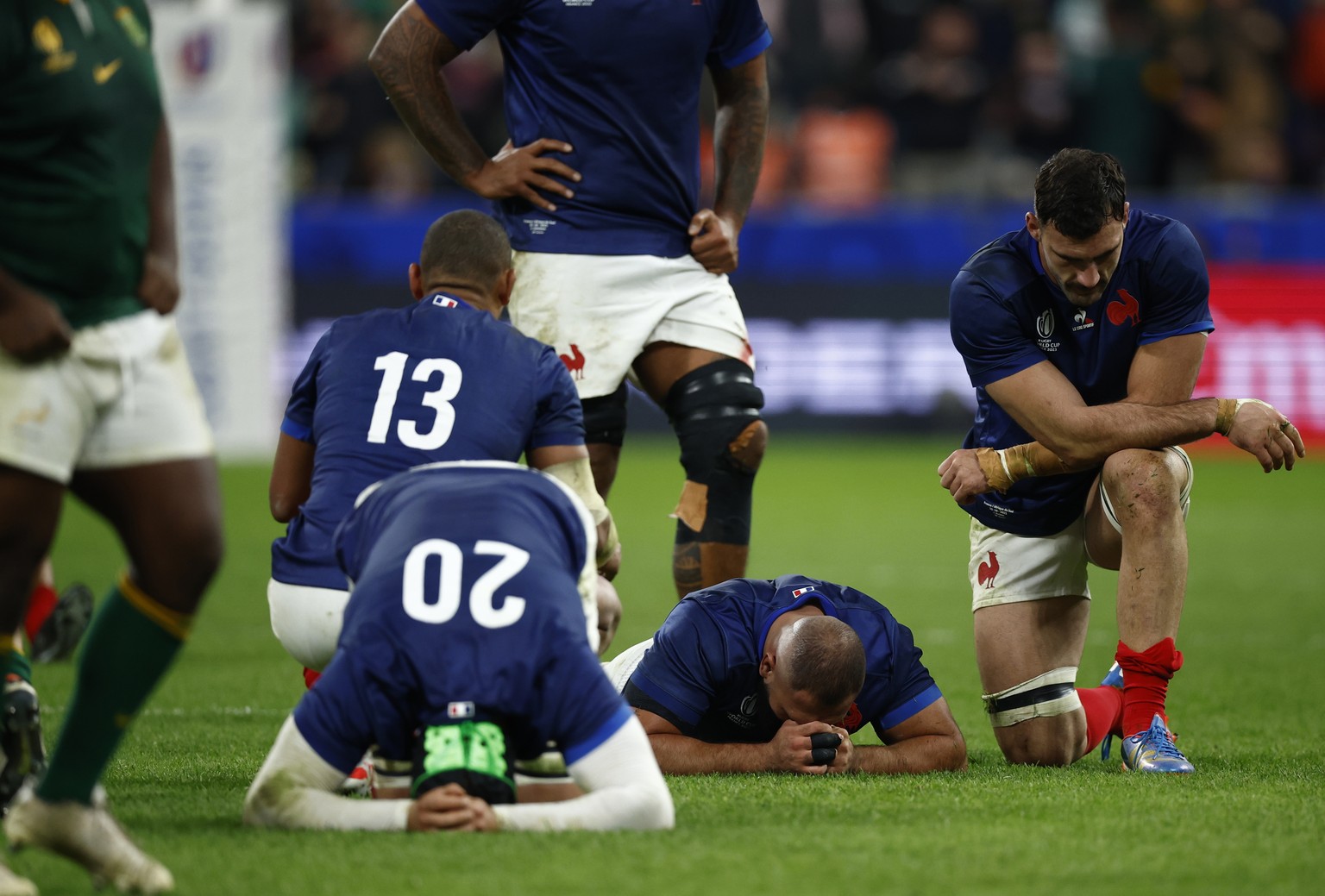 epa10921101 Players of France look dejected after the Rugby World Cup 2023 quarter final match between France and South Africa in Saint-Denis, France, 15 October 2023. EPA/YOAN VALAT