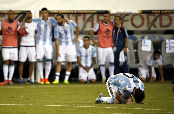 epa05393682 Argentina midfielder Lionel Messi (R) reacts after missing his penalty shot during the COPA America Centenario USA 2016 Cup final soccer match between Argentina and Chile at the MetLife St ...