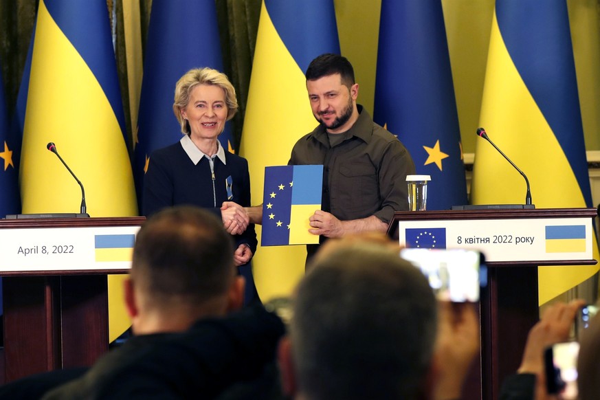 Ukrainian President Volodymyr Zelenskyy receives a questionnaire to begin the process for considering his country&#039;s application for European Union membership from EU Commission President Ursula v ...