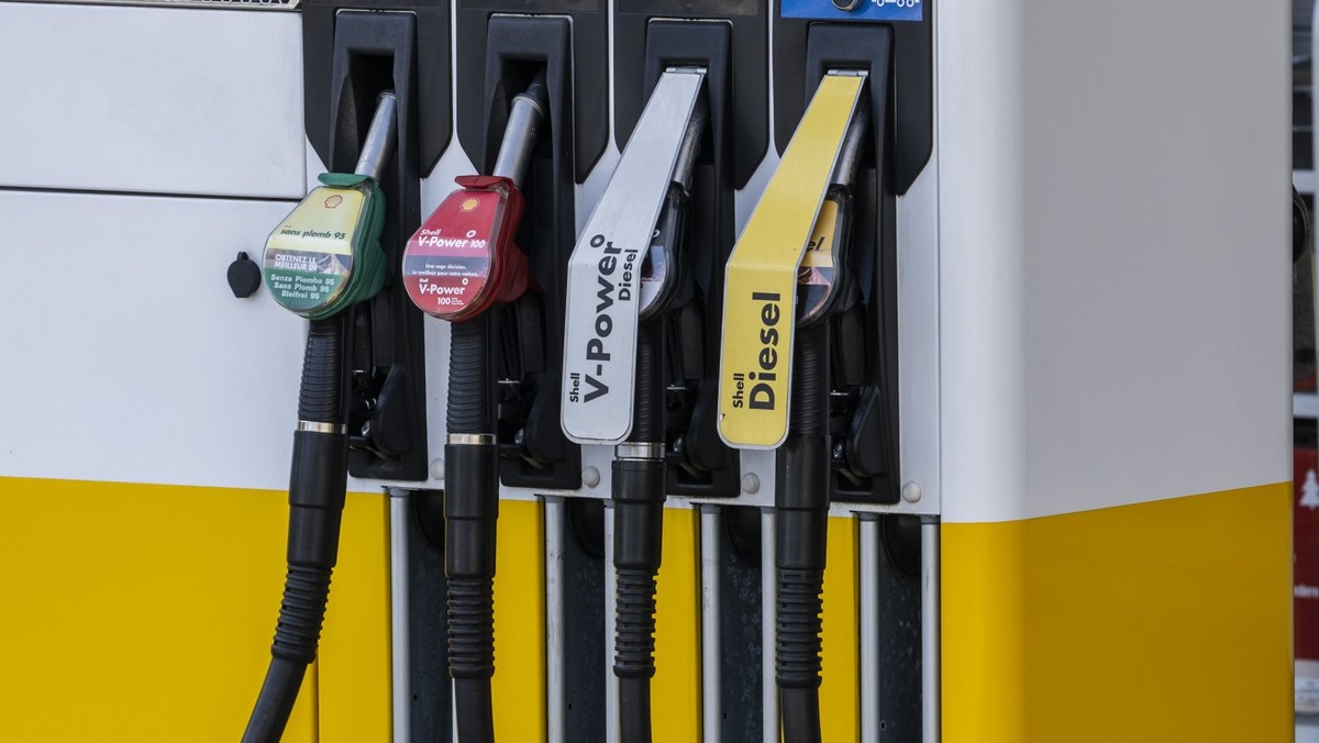 Des pistolets de distribution pour station d'essence sont photographies dans une station-service Shell, ce jeudi 10 mars 2022 a Geneve. Les prix de l'essence sont a un niveau sans precedent, ...