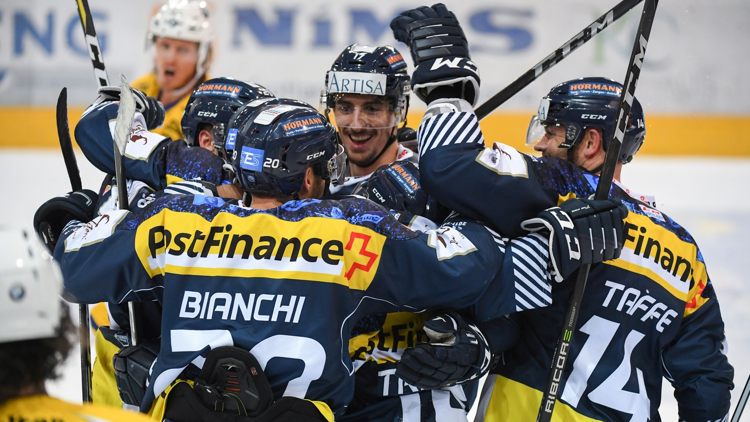 Ambri&#039;s player celebrate the 5-4 during the regular season game of National League Swiss Championship 2017/18 between HC Ambri Piotta and HC Davos, at the ice stadium Valascia in Ambri, Switzerla ...