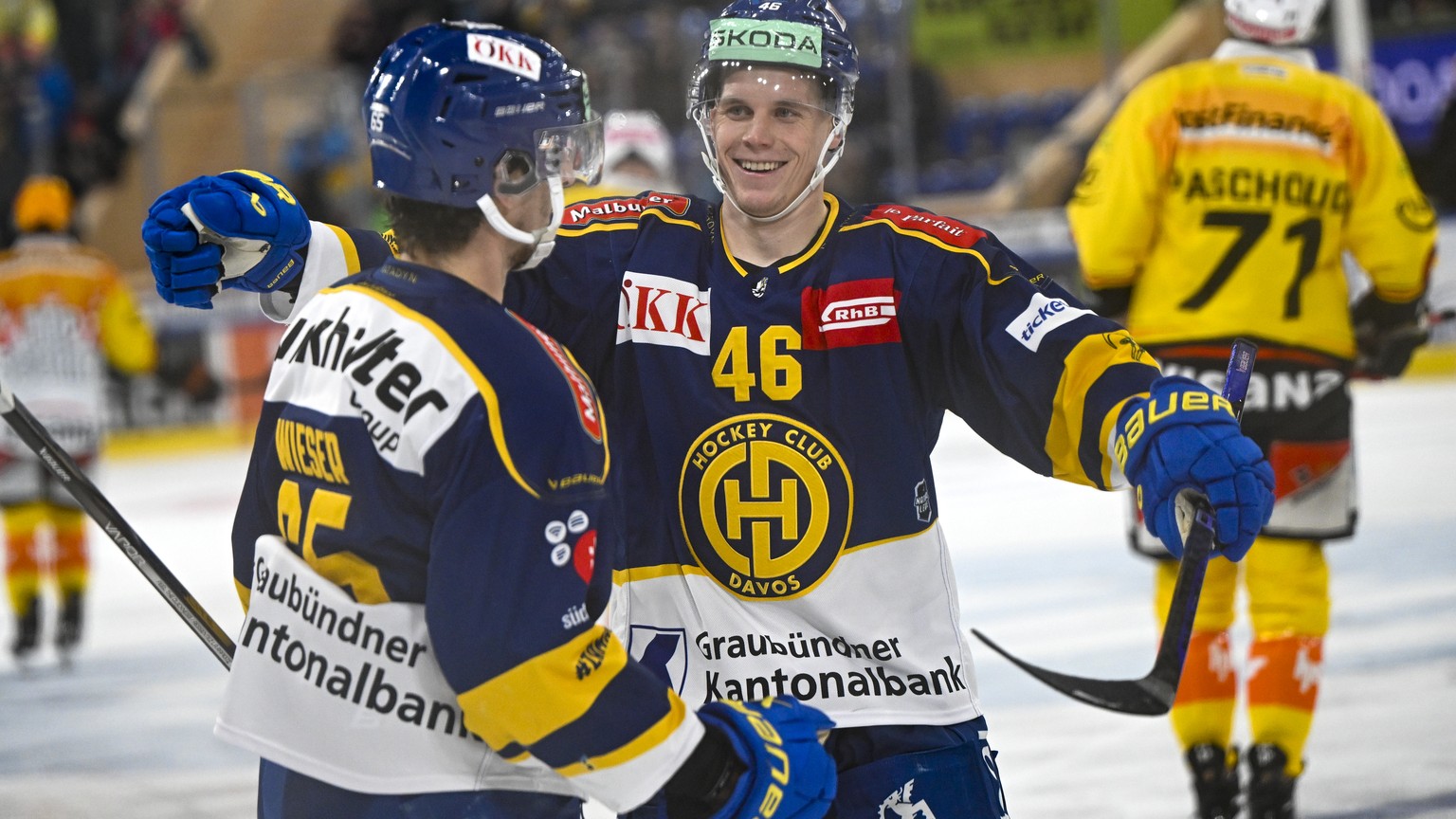 Die Davoser Marc Wieser (Torschuetze), und Dominik Egli, (Passgeber), vl. jubeln nach ihrem Treffer zur 2:0 Fuehrung, im Eishockey-Qualifikationsspiel der National League zwischen dem HC Davos und dem ...