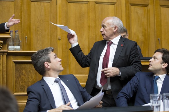 Bundesrat Ueli Maurer, Mitte, und die Kommssionssprecher Beat Walti, FDP-ZH, links, und Guillaume Barazzone, CVP-GE, rechts, waehrend einer Debatte im Nationalrat, waehrend der Sommersession der Eidge ...