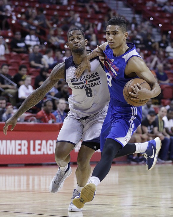 Philadelphia 76ers&#039; Maodo Lo drives around D-League Select&#039;s Joel Wright during the second half of an NBA summer league basketball game, Wednesday, July 13, 2016, in Las Vegas. (AP Photo/Joh ...