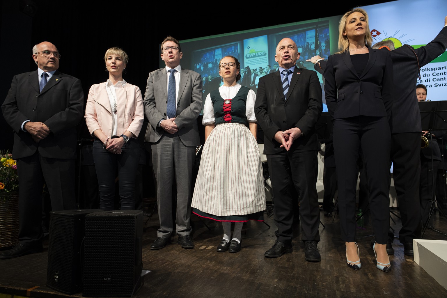 Ruedi Zbinden, Praesident SVP Thurgau, Nationalraetin Diana Gutjahr, Parteipraesident Albert Roesti, Apfelkoenigin Melanie Maurer, Bundesrat Ueli Maurer, und Nationalraetin Celine Amaudruz, von links, ...