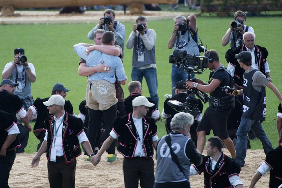 Der neue Schwingerkoenig Matthias Sempach, vorne, und Christian Stucki, hinten, umarmen sich nach dem Schlussgang beim Eidgenoessischen Schwing- und Aelplerfest in der Emmental-Arena am Sonntag, 1. Se ...