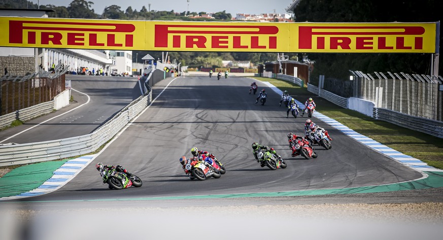 epa08755058 British rider Joanathan Rea (L) of Kawasaki Racing Team in action in action during the World SBK Championship superpole race in Estoril, Portugal, 18 October 2020. EPA/JOSE SENA GOULAO