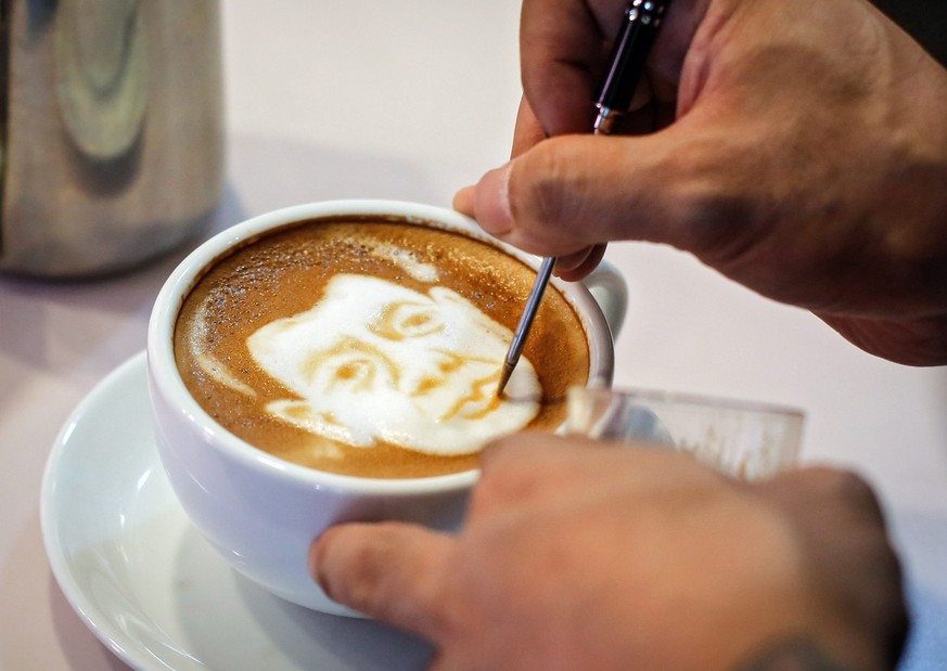 Konterfei im Kaffeeschaum: Duterte will den Inselstaat mit eiserner Hand regieren.