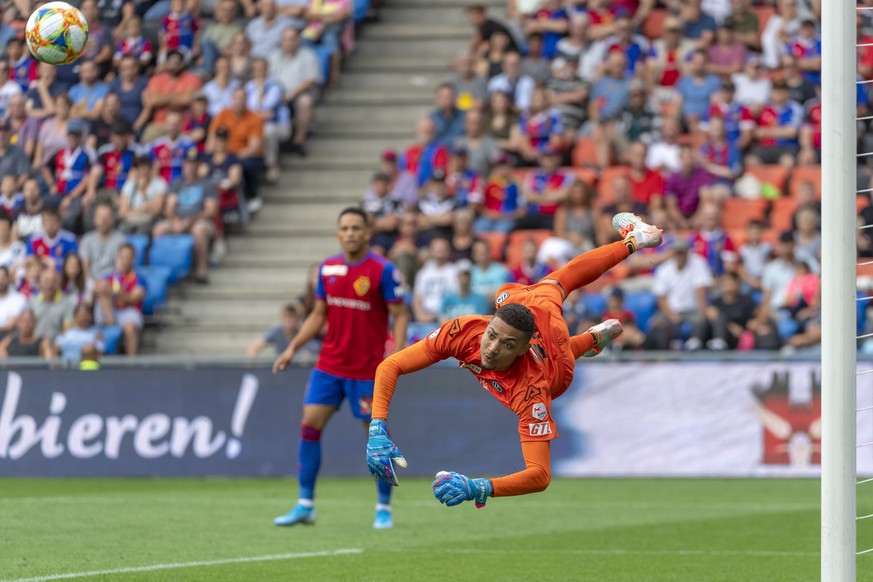 Luganos Torhueter Noam Baumann wehrt einen Ball ab im Fussball Meisterschaftsspiel der Super League zwischen dem FC Basel 1893 und dem FC Lugano im Stadion St. Jakob-Park in Basel, am Sonntag, 1. Sept ...