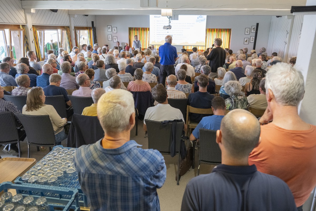 Die Aktionaere und Dorfbewohner waehrend der GV im gut gefuellten Saal, anlaesslich einer Generalversammlung der Sportbahnen Braunwald am Mittwoch, 26. August 2026 im Bergrestaurant Grotzenbueel. (KEY ...