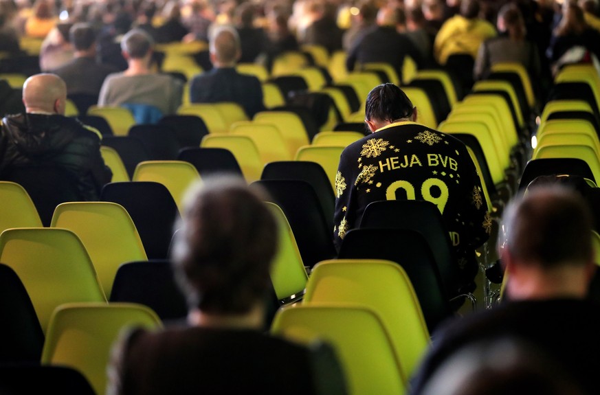 epa08021616 Club members attend the Annual General Meeting of Borussia Dortmund at the Westfalenhalle Dortmund in Dortmund, Germany, 24 November 2019. EPA/FRIEDEMANN VOGEL