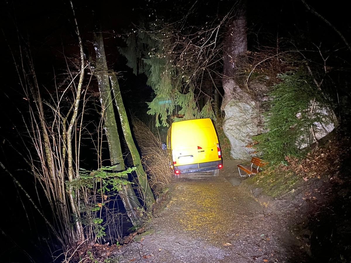 Ein Fahrzeuglenker fuhr mit seinem Lieferwagen am 3. Januar 2024 auf einem Fussweg entlang des Ägerisees. Auf Höhe der Schiffanlegestelle Naas blieb er stecken. Das Fahrzeug musste von der Feuerwehr O ...
