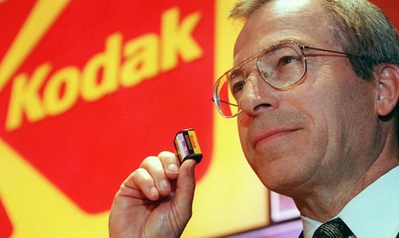 Der ehemalige CEO von Eastman Kodak, George Fisher, präsentiert seine versiegende Goldquelle im Januar 1996, knapp zwei Jahre später wurden 10'000 Stellen gestrichen.