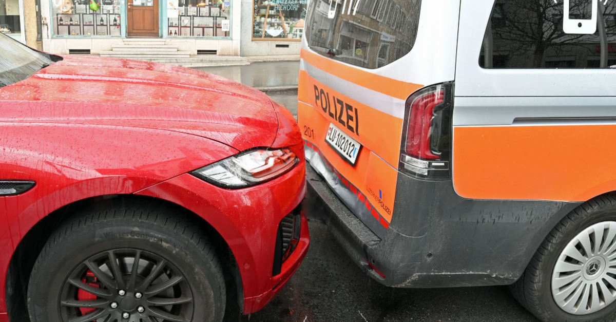 Hochdorf LU: Autofahrer prallt unter Drogeneinfluss in Polizeiwagen