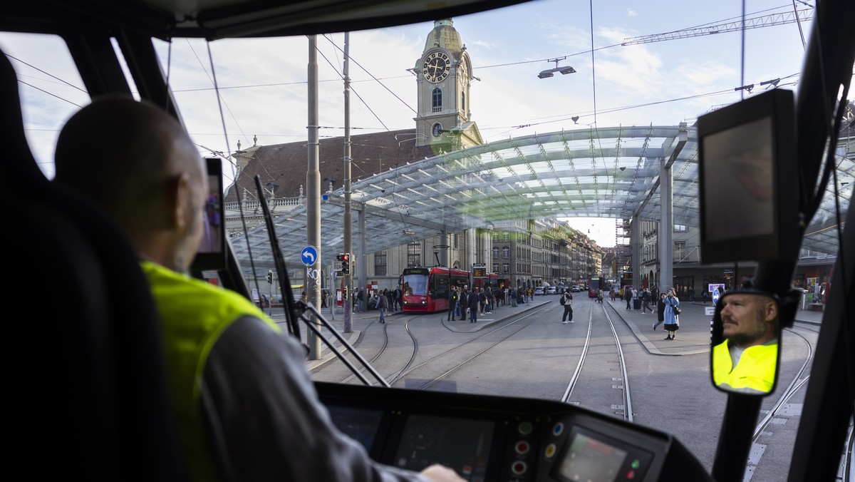 Tramfuehrer Pascal Stucki lenkt das neue Tram Tramlink von Stadler Rail zur Haltestelle unter dem Baldachin auf dem Bahnhofplatz, am Montag, 16. Oktober 2023 in Bern. Ab dem 1. November setzt BERNMOBI ...