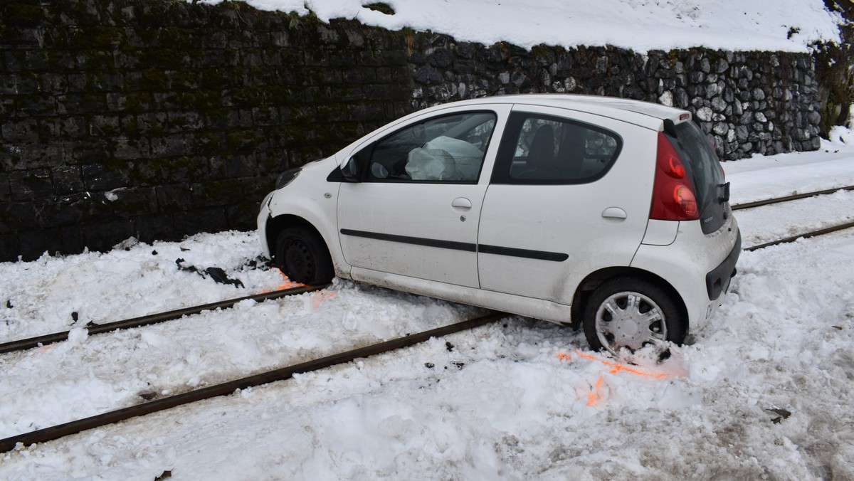 Auto-ger-t-bei-Selbstunfall-in-Teufen-AR-auf-Gleise-und-behindert-Bahnverkehr