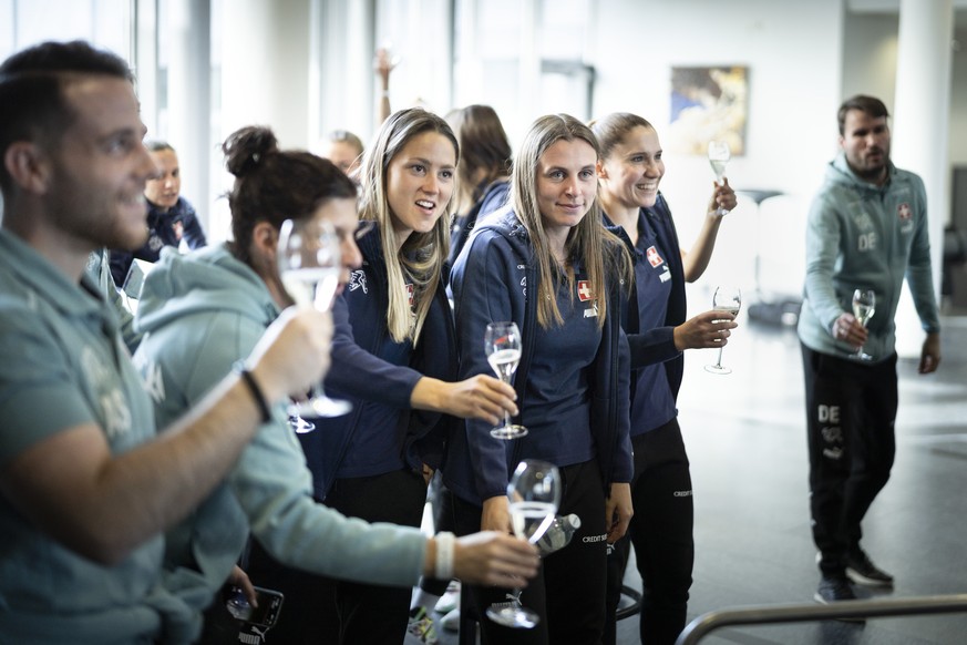 Die Spielerinnen und der Staff der Schweizer Frauen Fussballnationalmannschaft stossen mit Champagner an, um die Entscheidung der uefa zu feiern, die UEFA Woman&#039;s EURO 2025 an die Schweiz zu verg ...