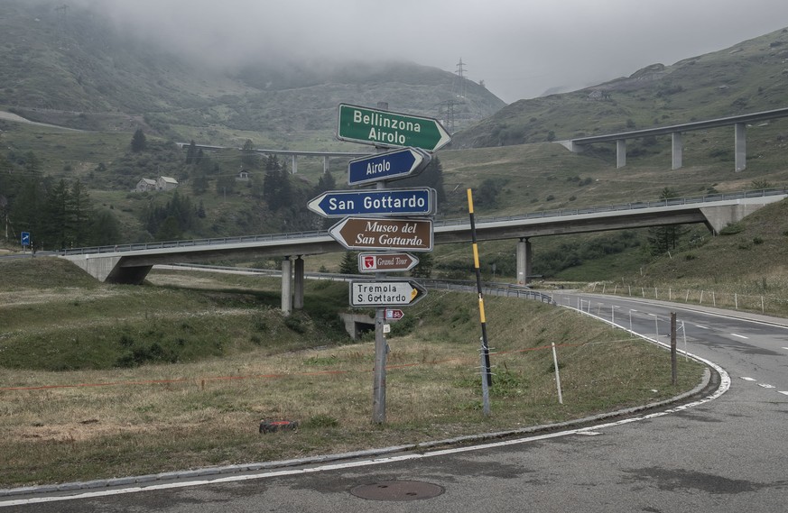 Wegweiser auf dem Weg von Bruder Biagio Conte, Laienmissionar, der in der Schweiz in Baden lebte und durch das Tessin nach Bern und ins Europäische Parlament reiste, zum Gotthardpass hinauf, am Dienst ...