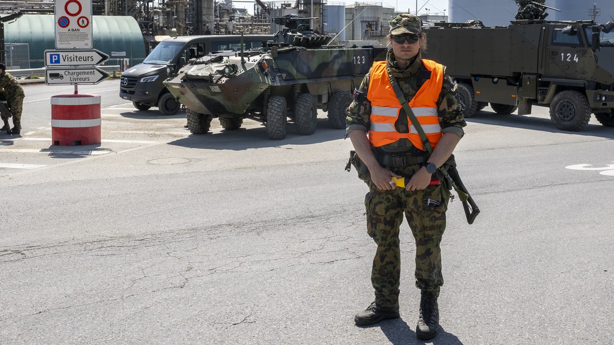 Des soldats de l'armee suisse effectuent des controles routier au abord de la raffinerie Varo de Cressier (AIG), lors d'un exercice de l'armee suisse de grande ampleur, ce jeudi 4 mai 2 ...